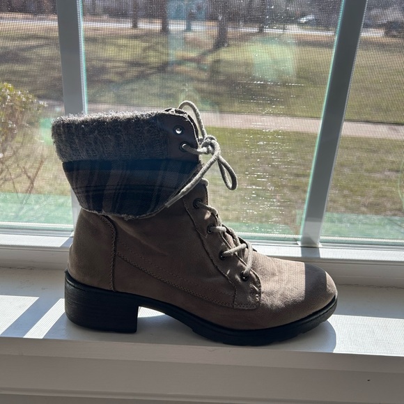 winter boots - Picture 2 of 3
